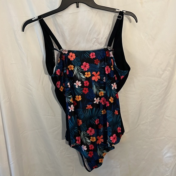 Floral one piece bathing suit. 1X. - Picture 3 of 4